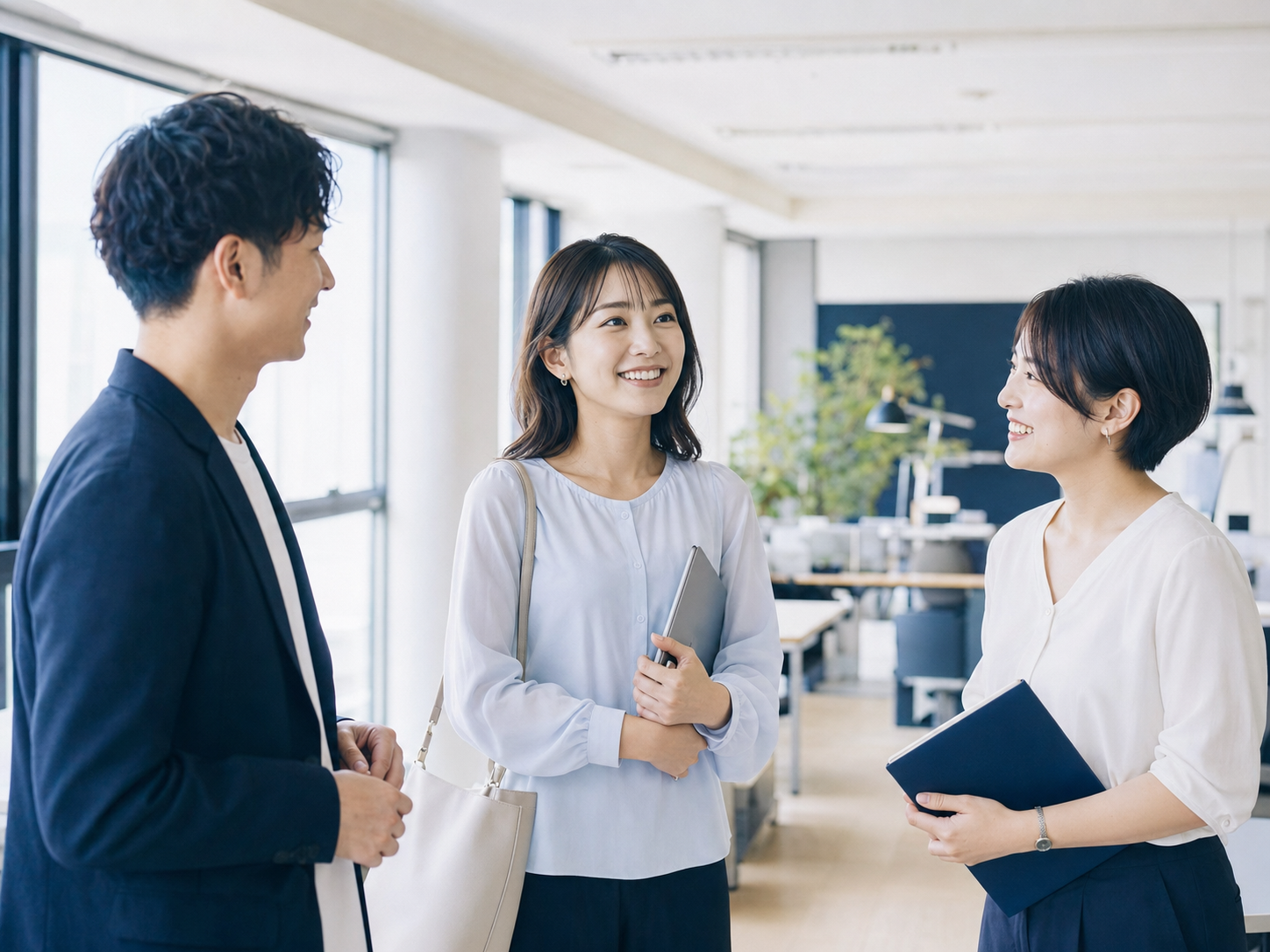 納得した表情で話すスタッフたちの様子